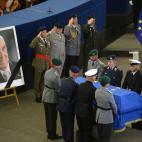 5c8aeda52500000d04c9def4