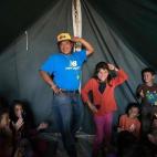 Kuisang Rumba, un actor famoso de la tribu Tamang, baila con Jamuna, de nueve años, en el Child Friendly Space de Charikot (Dolakha, Nepal). El 25 de abril de 2015 hubo un terremoto de magnitud 7,8 que acabó con la vida de más de 8.000 person...