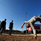Varios adolescentes juegan al sol en un centro de acogida llevado por voluntarios, intérpretes y agencias de ayuda humanitaria en Opatovac (Croacia). Los niños migrantes y refugiados siguen llegando a Europa de forma masiva, y algunos viajan p...