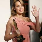 La actriz Brie Larson, con su galardón