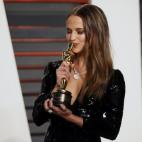 La actriz Alicia Vikander posa con su Oscar