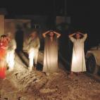 Soldados norteamericanos detienen y registran a iraquíes en una patrulla nocturna en Bagdad.