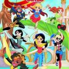McCausland recomienda esta saga de c&oacute;mics dirigida a un p&uacute;blico m&aacute;s infantil, en la que &quot;hero&iacute;nas y villanas del Universo DC conviven en sororidad&quot;. En la imagen, entre otras, est&aacute;n Batgirl, Harley Qu...
