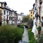 Uno de los paseos m&aacute;s rom&aacute;nticos que ofrece la ciudad andaluza, donde su trazado empedrado te permite disfrutar de la esencia &uacute;nica de Granada. Siguiendo el trazado del r&iacute;o y comunicando la Plaza Nueva con e...