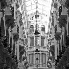 Sin duda, una de las calles m&aacute;s bonitas y a la vez, peculiares de la provincia. Su camino, largo y adornado por columnas. deja boquiabierto a cualquiera. Pero eso no es todo. Si miras hacia arriba de esta galer&iacute;a comercia...