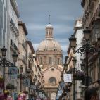 Situada en el casco hist&oacute;rico de la ciudad, y construida en 1865, esta es la antesala del que podemos decir, es el mayor atractivo de Zaragoza. Si te sit&uacute;as al principio de esta calle, podr&aacute;s ver al fondo la Bas&ia...
