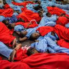 Mujeres y ni&ntilde;os, procedentes de diferentes pa&iacute;ses del &Aacute;frica subsahariana, durmiendo en el interior del barco Golfo Azurro, despu&eacute;s de ser salvados por un equipo de la ONG Proactiva Open Arms. Las personas resca...