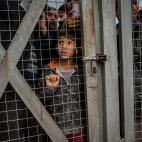 Desplazados forzosos de Mosul por la guerra contra el Estado Isl&aacute;mico, hacen cola para recibir ayuda de la Fundaci&oacute;n Barzani Charity en un campo para desplazados en los alrededores de Khazer. Khazer, Irak, diciembre de 2016.