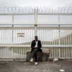 Un hombre mira su tel&eacute;fono m&oacute;vil en la zona de entrada del campo informal de personas migrantes conocido como &ldquo;la jungla&rdquo;, que estaba situado en las afueras de la ciudad francesa de Calais. Durante septiembre de 2016 y ...