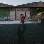 Campo militar de Vasilika, una antigua granja en la que viv&iacute;an hay unas mil personas. Con las fronteras cerradas, sobreviven a la espera de que se resuelva su situaci&oacute;n legal. Son campos que ya empiezan a tener aspecto de permanent...