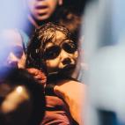 Retrato de una ni&ntilde;a refugiada en el interior de una furgoneta, tras un desembarco en la isla de Lesbos, del cual fue rescatada, junto a su familia, por el equipo de voluntarios espa&ntilde;oles de la ONG Proem-Aid. Tras jugarse la vida en...