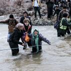 Cientos de personas en busca de refugio cruzan el río Suva Reka situado a unos 5 Km de la frontera entre Grecia y Macedonia, tres de las cuales fallecieron en el intento. Quienes alcanzaron la otra orilla se vieron rodeados por las fuerzas del...