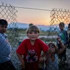 Unos niños juegan dentro del campo militarizado de Nea Kavala en el norte de Grecia. En este campo 2.000 personas en busca de refugio se han quedado atrapadas esperando que sus solicitudes de asilo sean aprobadas. Julio 2016, Tesalónica, Grecia.