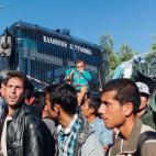 Solicitantes de asilo, en su mayoría de Afganistán, Irak e Irán, hacen cola para registrar su llegada a territorio europeo en el campamento de Moria, en la isla griega de Lesbos. Una vez obtuviesen el permiso de las autoridades, podían a...