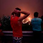 Varios vecinos de Mega Fundeira lamentan el avance del incendio el domingo.