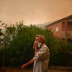 Un hombre se cubre el rostro el domingo para protegerse del humo en Torgal, Castanheira de Pera.