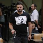 Uno de los momentos m&aacute;s tensos de la comparecencia de Aznar ha sido cuando el diputado de ERC, Gabriel Rufi&aacute;n, le ha preguntado. Rufi&aacute;n ha acudido a la cita con esta camiseta que recordaba al c&aacute;mara muerto en la guerr...