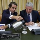 El expresidente del Gobierno Jos&eacute; Mar&iacute;a Aznar junto al presidente de la Comisi&oacute;n de Investigaci&oacute;n presunta financiaci&oacute;n ilegal del Partido Popular, Pedro Quevedo (d).