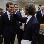 El expresidente del Gobierno Jos&eacute; Mar&iacute;a Aznar, acompa&ntilde;ado por el presidente del Partido Popular, Pablo Casado ,iz., poco antes de su comparecencia ante la comisi&oacute;n de investigaci&oacute;n.
