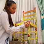 La cantante India Martínez pintando su creación