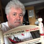El director Pedro Almodóvar se fotografía junto a su silla