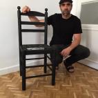 Luis Tosar posa junto a su pieza para la exposición de CEAR