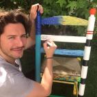 El cantante Manuel Carrasco autografiando su silla