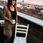 La cantante Vanesa Martín posa junto a su pieza