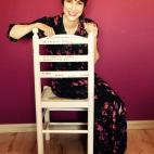 La directora Paula Ortiz, sentada en su creación