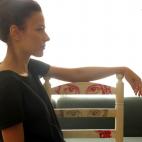 La ilustradora Carmen García Huerta, sentada en su silla