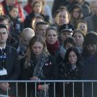 Empleados del aeropuerto de Zaventem, en un momento de recogimiento durante el homenaje.