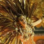 Una bailarina actúa sobre una carroza durante el desfile de la escuela de samba Viradouro en el sambodromo de Río de Janeiro, Brasil, el 20 de febrero de 2006. (Andre Penner/AP)