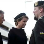 Los reyes, saludando a los soldados y polic&iacute;as que estuvieron en el operativo del 22-M.