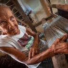 Una mujer trabajando en su telar de madera en el campo de Bután.(Andrew Eio/Getty Images)
