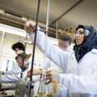 Estudiantes del departamento de tecnología de la nutrición trabajan en un análisis volumétrico en el colegio técnico Beuth el 31 de octubre de 2013 en Berlín, Alemania. (Thomas Koehler/Photothek via Getty Images)