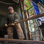 Liu Shujian, una señora de 90 años de edad, continúa su trabajo de soldadura eléctrica en la calle Wanshousi el 5 de diciembre de 2014 en Shenyang, provincia de Liaoning, en China. (ChinaFotoPress/Getty Images)