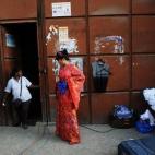 La actriz india Vemi Rephung de Nagaland se toma un descanso durante el rodaje de una secuencia de la película de Bollywood, "Go Goa Gone", en Filmcity en Bombay el 8 de abril de 2013. (INDRANIL MUKHERJEE/AFP/Getty Images)