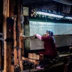Esta foto tomada el 22 de enero de 2014, muestra a mujeres que trabajan en una alfombra en una pequeña fábrica en Kostandovo, un pequeño pueblo en las montañas Ródope al sur de Bulgaria. (DIMITAR DILKOFF/AFP/Getty Images)