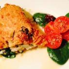 Son dos recetas en una: coliflor gratinada sobre ensalada de espinacas. Puedes ver cómo prepararla en este enlace.