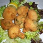 Primero se hierven las ramitas de coliflor y luego se fríe. Aquí puedes ver todos los pasos de la receta.