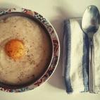 La clave en esta receta (aquí tienes cómo hacerla) es el emplatado: hay que servir muy caliente con una yema de huevo cruda, un chorrito de aceite de oliva y cebollino picado.