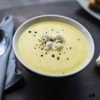 "Es un puré de coliflor con patata, cebolla, nata, mantequilla decorado con almendras, cilantro y caviar", escribe su autora. Aquí puedes ver cómo prepararlo.