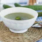 En realidad, son dos platos en uno: el gazpacho por un lado y el tzatziki por otro. Seg&uacute;n su autor, "una variante de este gazpacho ser&iacute;a el tzatziki, una salsa griega-turca que se hace igual, pero con ajo y lim&oacute;n en vez...