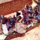 "Cena, desayuno, almuerzo... cualquier momento es bueno para una de estas tostadas", asegura su autora. La receta completa, aqu&iacute;.