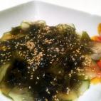 El frescor del pepino se combina con el del wakame, un tipo de alga. La receta completa, aqu&iacute;.