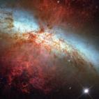 Esta imagen del telescopio espacial Hubble muestra una explosión supernova llamada SN 2014J en la galaxia M82, a una distancia aproximada de 11.5 millones de años luz de la Tierra. Fue tomada el 31 de enero, cuando la supernova se acercaba a s...