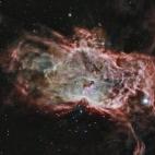 Esta imagen compuesta muestra uno de los cúmulos, NGC 2024, que se encuentra en el centro de la llamada Nebulosa de la Flama a unos 1,400 años luz de la Tierra. En esta imagen, los rayos X de Chandra se ven morados, mientras que la informació...