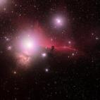 Una vista de campo abierto de las Nebulosas de la Flama (NGC2024) y Cabeza de Caballo (IC434) en Orión, captada en diciembre por el astrofotógrafo Roger Hutchinson. Las dos están aproximadamente a 900 y 1,500 años luz de distancia.