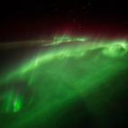El astronauta de la European Space Agency Alexander Gerst tuiteó esta fotografía tomada desde la Estación Espacial el 29 de agosto, escribiendo, "las palabras no pueden describir lo que se siente volar a través de una #aurora. Ni siquiera sa...
