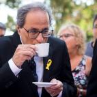 El presidente de la Generalitat, Quim Torra, toma un caf&eacute; antes de realizar la ofrenda floral ante la tumba de Rafael Casanova en Sant Boi de Llobregat, con motivo de la celebraci&oacute;n de la Diada de Catalu&ntilde;a 2018